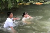Nhóm nam sinh hùa nhau ném bạn nữ xuống hồ nước, nạn nhân ho sặc sụa trong tiếng hò reo của bạn bè Nhóm nam sinh hùa nhau ném bạn nữ xuống hồ nước, nạn nhân ho sặc sụa trong tiếng hò reo của bạn bè