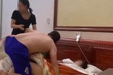 Bị bắt quả tang ngủ với nhân tình trong khách sạn, chồng vùng chăn đứng dậy mắng vợ xơi xơi rồi "nắm đầu" đuổi ra khỏi phòng Bị bắt quả tang ngủ với nhân tình trong khách sạn, chồng vùng chăn đứng dậy mắng vợ xơi xơi rồi "nắm đầu" đuổi ra khỏi phòng