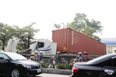 Tp Hạ Long: Xe Container chết máy chắn ngang đường, ô tô vô tư đi ngược chiều Tp Hạ Long: Xe Container chết máy chắn ngang đường, ô tô vô tư đi ngược chiều