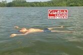 Người đàn ông tự học và luyện được cách...ngủ nhiều giờ trên mặt nước Người đàn ông tự học và luyện được cách...ngủ nhiều giờ trên mặt nước