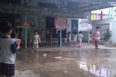 Nỗi khổ công nhân nghèo phó mặc con cho… "bảo mẫu" tự phát Nỗi khổ công nhân nghèo phó mặc con cho… "bảo mẫu" tự phát
