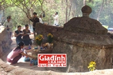 Lật tẩy những chiêu trò lừa đảo ở "ngôi mộ thiêng" chữa bách bệnh Lật tẩy những chiêu trò lừa đảo ở "ngôi mộ thiêng" chữa bách bệnh