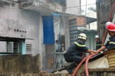 “Bà hỏa” thiêu rụi căn nhà 3 tầng trong... cơn mưa “Bà hỏa” thiêu rụi căn nhà 3 tầng trong... cơn mưa
