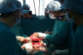 Bóc tách thành công khối u trên ngực con trai chủ tịch Trường Sa Bóc tách thành công khối u trên ngực con trai chủ tịch Trường Sa