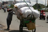 Đời còn biết bao nhiêu "bà Sáu ve chai"? Đời còn biết bao nhiêu "bà Sáu ve chai"?