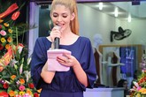 Mẫu Tây Andrea diện đồ nhăn nhúm làm MC Mẫu Tây Andrea diện đồ nhăn nhúm làm MC