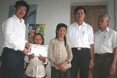 Trao quà nhân ái đợt 2 tới hai cụ già và bé gái bị bệnh tim Trao quà nhân ái đợt 2 tới hai cụ già và bé gái bị bệnh tim