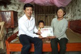 Gần 20 triệu đồng đến với 3 cháu bé mồ côi cả cha lẫn mẹ Gần 20 triệu đồng đến với 3 cháu bé mồ côi cả cha lẫn mẹ