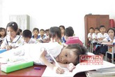 Lặng mình giấc mơ học tập dở dang của cô bé xương thủy tinh Lặng mình giấc mơ học tập dở dang của cô bé xương thủy tinh