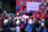 Xấu hổ với hình ảnh tranh cướp áo mưa của người Việt! Xấu hổ với hình ảnh tranh cướp áo mưa của người Việt!
