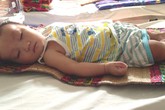 Bé 7 tháng tuổi mong manh sự sống như ngọn đèn trước gió Bé 7 tháng tuổi mong manh sự sống như ngọn đèn trước gió