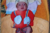 Quặn lòng nhìn bé trai não úng thủy bị mẹ bỏ rơi Quặn lòng nhìn bé trai não úng thủy bị mẹ bỏ rơi