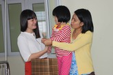 Cô bé cơ thể cháy đen đã đứng thẳng được chân Cô bé cơ thể cháy đen đã đứng thẳng được chân