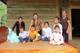Giường, áo ấm và gạo đến với 5 em bé mồ côi lay lắt bên xóm núi Giường, áo ấm và gạo đến với 5 em bé mồ côi lay lắt bên xóm núi