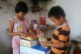 Bé 8 tuổi hồn nhiên thích thú với phần quà nhân ái Bé 8 tuổi hồn nhiên thích thú với phần quà nhân ái