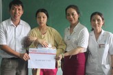 Trao tiếp 30 triệu đồng tới bé 5 tháng bị rụng ngón Trao tiếp 30 triệu đồng tới bé 5 tháng bị rụng ngón