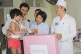 20 triệu đồng tiếp tục đến với gia đình cô bé cơ thể bị cháy đen 20 triệu đồng tiếp tục đến với gia đình cô bé cơ thể bị cháy đen