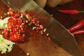 Cách đơn giản không bị "cay" khi cắt ớt Cách đơn giản không bị "cay" khi cắt ớt