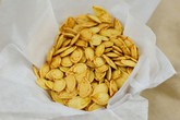 Mẹo rang hạt bí giòn bằng lò vi sóng Mẹo rang hạt bí giòn bằng lò vi sóng