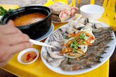 Ngon như ăn lẩu dứa hải sản trong tiết thu Ngon như ăn lẩu dứa hải sản trong tiết thu
