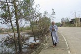 Sư thầy đi bộ hơn 10km đến viếng Đại tướng Sư thầy đi bộ hơn 10km đến viếng Đại tướng