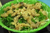 Ghé quán chè nổi tiếng ăn... nộm chân gà rút xương Ghé quán chè nổi tiếng ăn... nộm chân gà rút xương