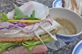 Lạ miệng bánh tráng cuốn thịt heo quay phố Nguyễn Ngọc Vũ Lạ miệng bánh tráng cuốn thịt heo quay phố Nguyễn Ngọc Vũ