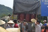 Thanh Hóa: Hàng trăm người dân chặn xe chở thuốc trừ sâu Thanh Hóa: Hàng trăm người dân chặn xe chở thuốc trừ sâu