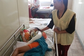Hai bé rơi từ mái tôn cao 12 mét, bé 4 tuổi tử vong Hai bé rơi từ mái tôn cao 12 mét, bé 4 tuổi tử vong