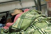 Cháu trai bịt mắt, lấy đá đập đầu bà nội để... cướp tiền Cháu trai bịt mắt, lấy đá đập đầu bà nội để... cướp tiền