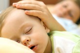 Trẻ bị ra nhiều mồ hôi, dấu hiệu của bệnh gì? Trẻ bị ra nhiều mồ hôi, dấu hiệu của bệnh gì?