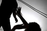 Bé trai 3 tuổi bị bạn gái của bố đánh nhập viện Bé trai 3 tuổi bị bạn gái của bố đánh nhập viện
