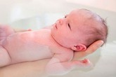 Bé sơ sinh 'không' giới tính có nội tạng lộn ra ngoài bụng Bé sơ sinh 'không' giới tính có nội tạng lộn ra ngoài bụng