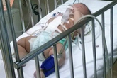 Kinh hãi bé gái 4 tháng tuổi bị đâm vào bụng Kinh hãi bé gái 4 tháng tuổi bị đâm vào bụng