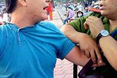 Một cảnh sát hình sự bị tài xế ôtô đánh dã man Một cảnh sát hình sự bị tài xế ôtô đánh dã man