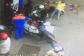 Tên cướp táo tợn giật túi trong cốp xe của khách đổ xăng Tên cướp táo tợn giật túi trong cốp xe của khách đổ xăng