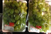 Nho Made in Vietnam đính... cờ Trung Quốc bán tại BigC Nho Made in Vietnam đính... cờ Trung Quốc bán tại BigC