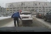 Clip đàn ông Nga ga lăng thu hút 5 triệu người xem Clip đàn ông Nga ga lăng thu hút 5 triệu người xem