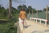 Chàng trai Cơ Tu dốc cả gia sản xây cầu cho dân bản Chàng trai Cơ Tu dốc cả gia sản xây cầu cho dân bản