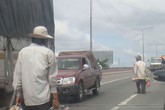 Hàng rong và những pha “biểu diễn” thót tim Hàng rong và những pha “biểu diễn” thót tim
