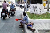 Dùng trẻ em dàn cảnh lừa tiền…trên phố Sài Gòn Dùng trẻ em dàn cảnh lừa tiền…trên phố Sài Gòn
