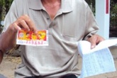 Tờ vé số rách đôi sẽ được trả thưởng Tờ vé số rách đôi sẽ được trả thưởng