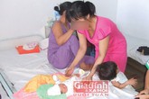 Cha mẹ gạt nước mắt nhìn con gái 12 tuổi sinh em bé Cha mẹ gạt nước mắt nhìn con gái 12 tuổi sinh em bé