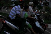 Bé trai "sành điệu" lái xe ga trên phố Bé trai "sành điệu" lái xe ga trên phố