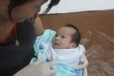 Bầu sữa từ những người mẹ vô danh cứu bé mồ côi Bầu sữa từ những người mẹ vô danh cứu bé mồ côi