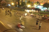 Nẫu lòng nam thanh niên hành nghề... vẫy khách Nẫu lòng nam thanh niên hành nghề... vẫy khách