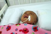 Xót xa bé 3 tháng tuổi chấn thương não vì cha ném xuống đường Xót xa bé 3 tháng tuổi chấn thương não vì cha ném xuống đường