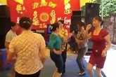 Gần chục chị em U50 nhảy nhạc sàn bốc lửa trong đám cưới quê Gần chục chị em U50 nhảy nhạc sàn bốc lửa trong đám cưới quê