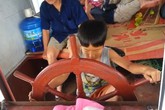 Thót tim bé 10 tuổi lái tàu chở khách đi khắp hồ Thung Nai Thót tim bé 10 tuổi lái tàu chở khách đi khắp hồ Thung Nai