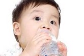 Trẻ uống nước: Dưới 6 tháng không cần Trẻ uống nước: Dưới 6 tháng không cần